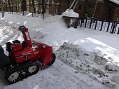 エンジン式除雪機での除雪作業